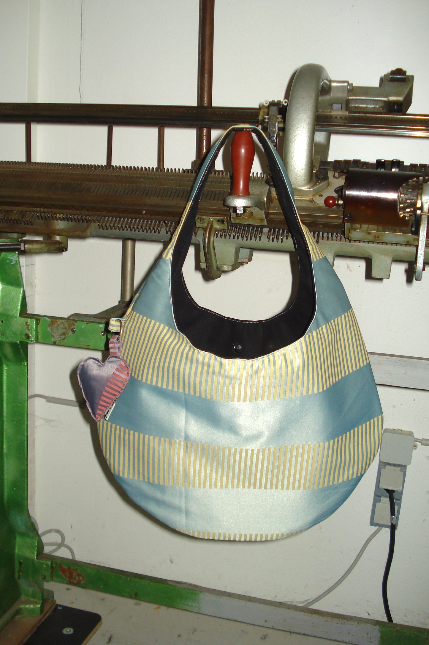 TURQUOISE YELLOW MEDIUM EGG